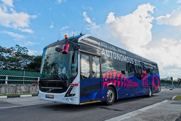 В Сингапуре представлен первый полноразмерный самоуправляемый электробус